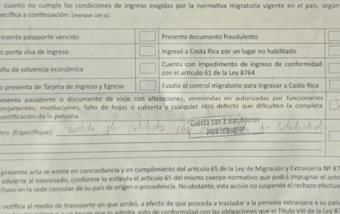 Verbale di Migración y Extranjería sul passaporto non integro di un cittadino italiano in Costa Rica.