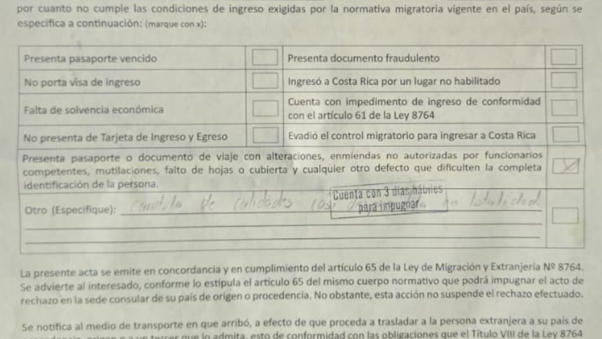 Verbale di Migración y Extranjería sul passaporto non integro di un cittadino italiano in Costa Rica.